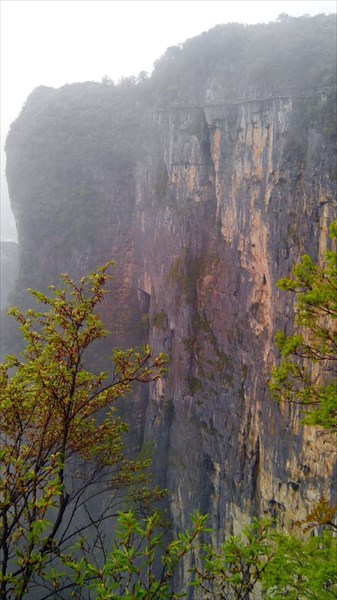 Вид сбоку на дырявую гору.